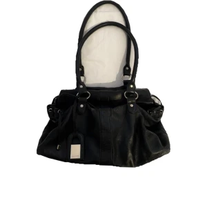 Handväska - Stor handväska i bra skick, den rymmer ALLT! Perfekt som skolväska/vardagsväska! Den har fyra innerfack (varav dragkedjan på en är trasig)  Skriv om du har några frågor!❤️❤️ Storleken angiven är när den är som störst (bredd, höjd, djup)