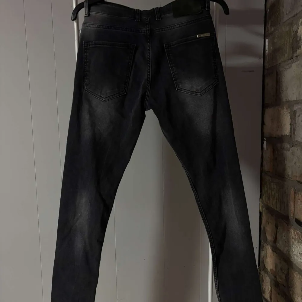 KOM MED BUD!!!! Snygga svarta jeans från Dsquared2 med slitna detaljer och en cool tvätt. De har en klassisk femficksdesign och en diskret logotyp på bakfickan. Perfekta för en trendig look. Använt byxorna 1-3 gånger bara men det har bara varit när jag testat dom och sånt.. Farkut & Housut.