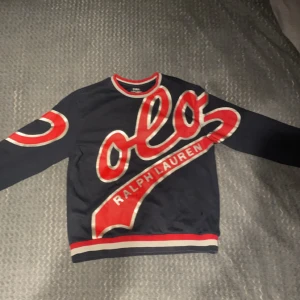 Ralph Lauren Hoodie - Knappt använd väldigt grisch och ser ny ut. Kostar ca 1300kr ny.