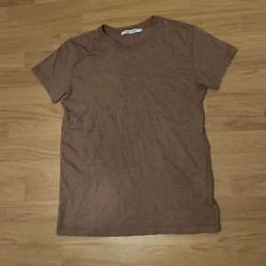 Samsøe Samsøe T-shirt - Säljer min Samsøe T-shirt i storlek S då den inte kommer till användning. Tröjan är in princip ny då jag knappt använt den. Hör av er om ni har frågor!😁(Pris kan diskuterask)
