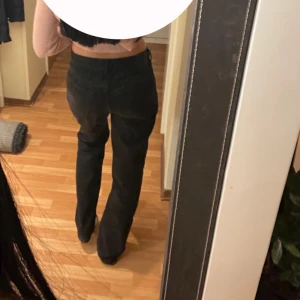Svarta jeans  - Waist 27 Längd 32 Jag är 165cm