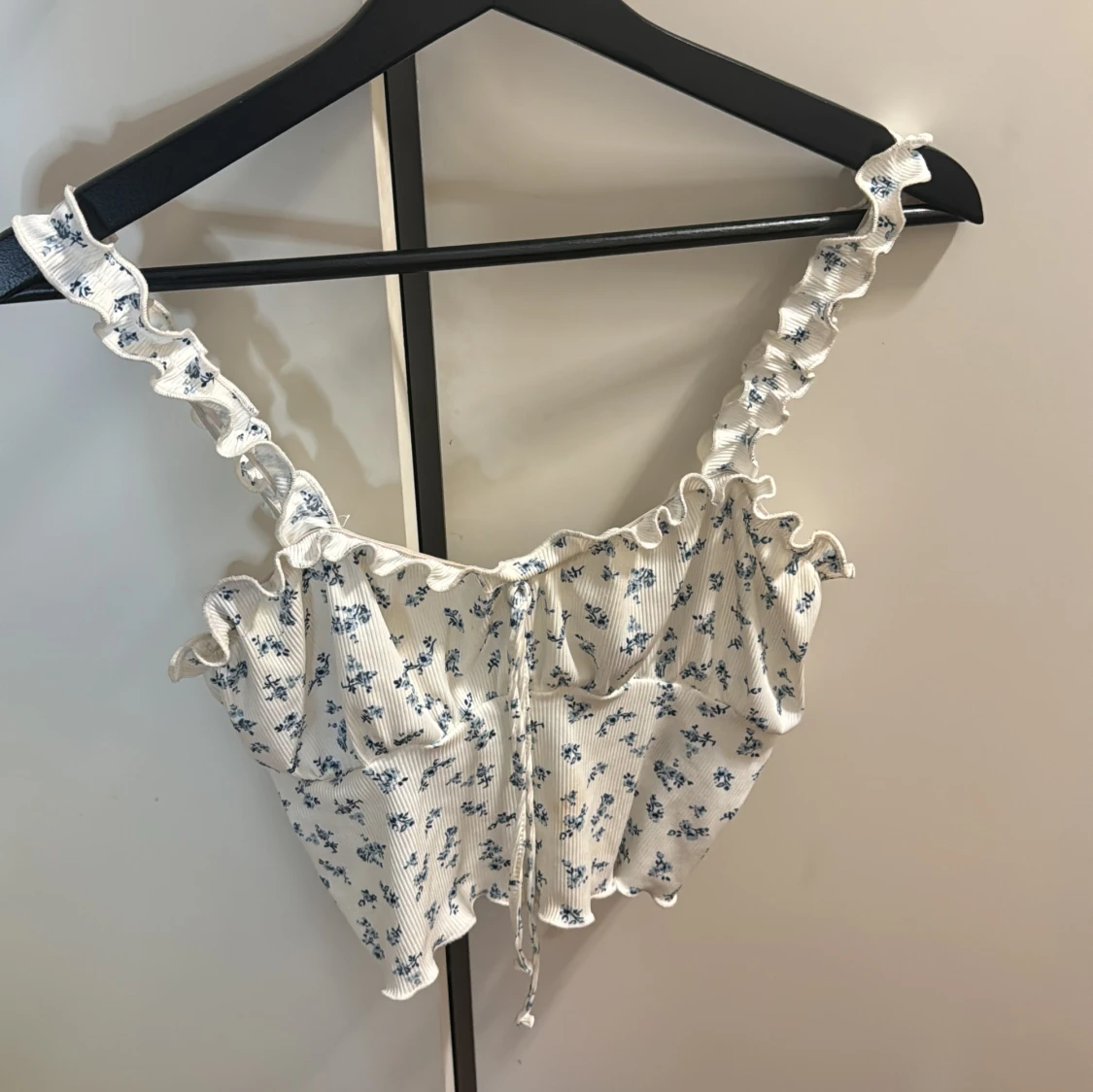 Vit blommig topp med volangdetaljer - 3