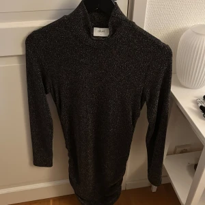 Svart glittrig klänning från Grunt - Snygg svart glittrig klänning från Grunt, storlek L men är som en S💝