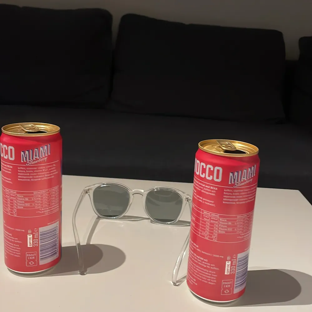 Snygga transparenta solglasögon för en trendig look och skyddar mot solen med sina mörka linser. Passar till alla tillfällen där du vill se cool ut. Helt oanvändbara och ni får med allt fodral och skydd. Puts också. Köp gärna ni supportar vårat företag!. Asusteet.