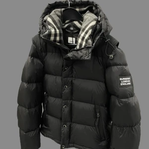 Svart dunjacka från Burberry - Liten i storleken!