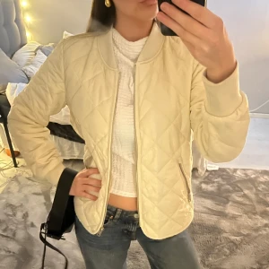 Beige bomberjacka💕 - Super snygg beig jacka, i väldigt bra skick