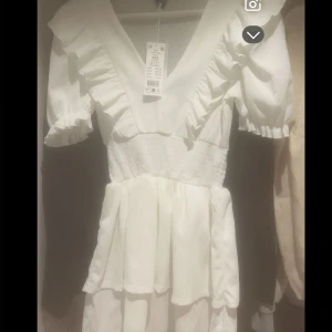 Sommar/ student klänning  - Säljer en söt vit klänning från Gina, tyvärr aldrig kommit till användning. Den är i storlek xxs men jag som brukar ha xs s kan ha den 🩷🌸perfekt till student och sommaren 