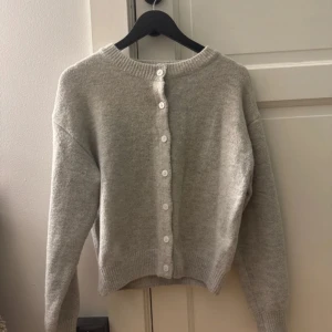 Stickad kofta  - En super fin stickad kofta💕 Storlek S och är nästan aldrig använd, då den är i ett mycket bra skick. Inte heller nopprig💕