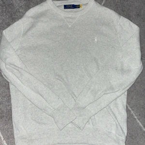 Grå tröja från Polo Ralph Lauren - Skicket på tröjan är 10/10 endast använd nån enstaka gång. Storlek M. Nypris runt 2000kr