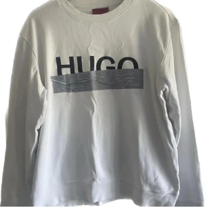 Vit sweatshirt från Hugo Boss - Säljer en limited edition Hugo boss tröja som inte säljs längre. Har du frågor är det bara att fråga. Priset är inte hugget i sten! Inte använd så många gånger. Inge skador!