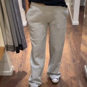 Bikbok low waist sweatpants!! - Bekväma grå mjukisbyxor med en loose passform. lägger sig som en smäck