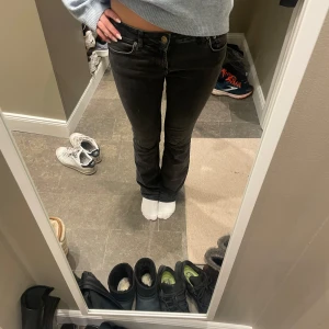 Lågmidjade jeans - Skit snygga och trendiga lågmidjade jeans från Zara. Inga synliga defekter men ganska använda❤️❤️