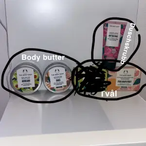 Säljer ett set med hudvårdsprodukter från The Body Shop. Inkluderar Avocado och Shea body butter, en Pink Grapefruit tvål och en British Rose duschskrubb. Perfekt för att hålla huden mjuk och fräsch. (15 kr/st)