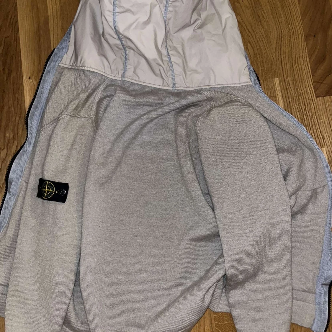 Grå hoodie från Stone Island - 1