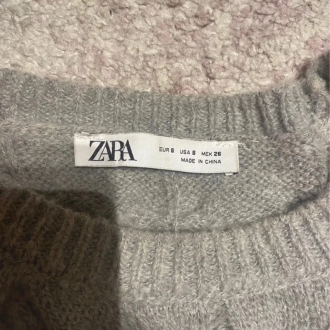 Grå stickad tröja - 1