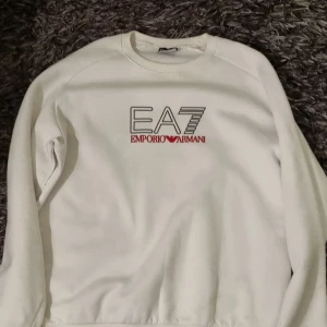 EA7 Sweatshirt - Unik EA7 Sweatshirt i storlek L den e aningen stor i storleken så skulle kanske kunna passa XL också, original pris e cirka 1200 Kr 