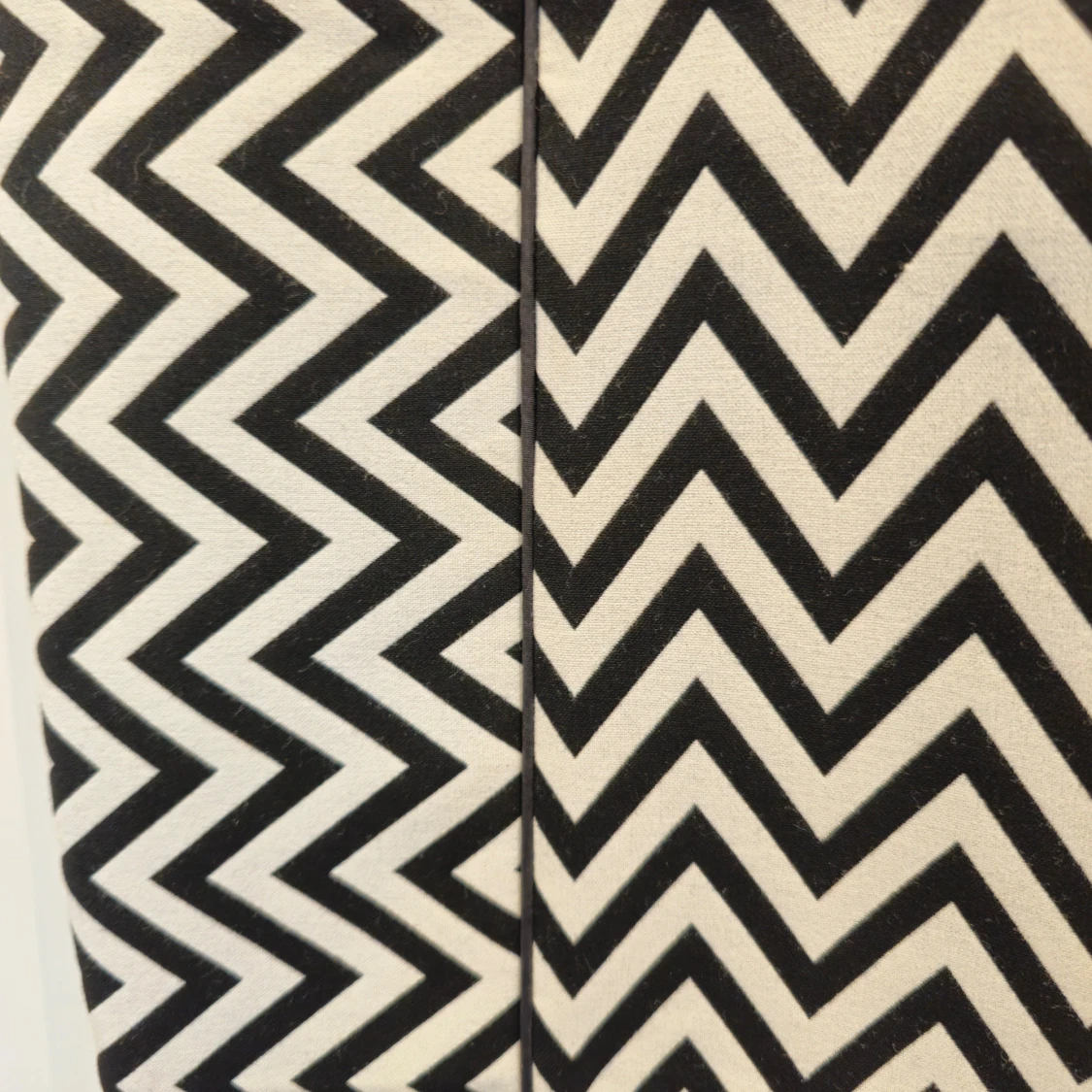 Svartvit kjol med zigzag-mönster - 2