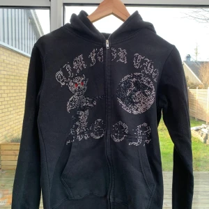 Aim for the moon rhinestone hoodie svart - Säljer denna snygga rhinestone hoodie i storlek XS men passar är S. Perfekt nu till våren 🙌. Skriv om ni har några funderingar? 