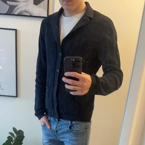 Mörkblå kofta från Dressman - Säljer en stilren mörkblå kofta från Dressman. Den är i mycket bra skick aldrig använd, Bara provad. Jag tycker inte den passar mig i stilen längre därav att jag säljer den. Storleken är S. NYPRIS: 800:-