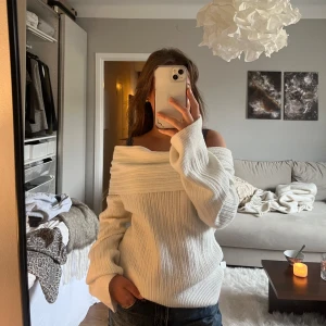 Vit offshoulder stickad tröja - Vit offshoulder stickad tröja från Nelly sååå snygg och skön, aldrig använd bara provad. Xs