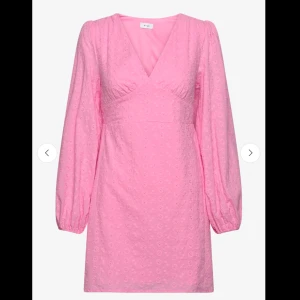 Rosa klänning  - Säljer en jättefin klänning från Vila!! Använd endast en gång. Nypris 799kr 🩷 skicka för mer bilder 