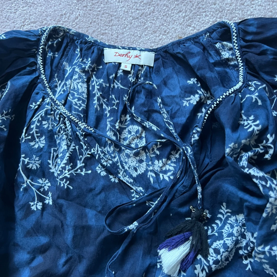 Blå fin blus med lite volang form, snören upptill, så fin  - 3