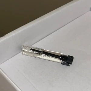 Sweet Cara 2ml Essnce - Ett litet parfymprov från Sweet Cara. Flaskan är genomskinlig med en svart skruvkork. Perfekt för att testa doften innan du köper en större flaska. Oöppnad
