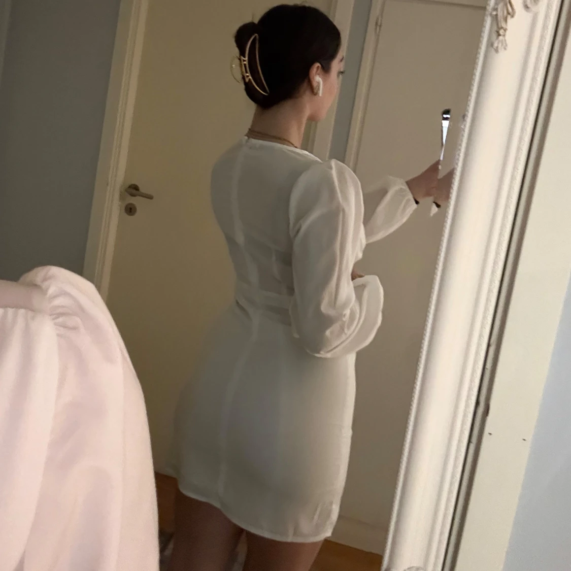 Vit kortklänning med v-ringning - 1