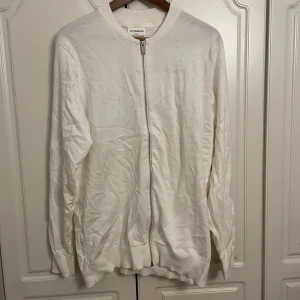 Vit kofta från Lindbergh - Tröja från Lindbergh i helt nytt skick, endast testad. Storlek M.                                                              *Lindbergh inte J.lindberg*