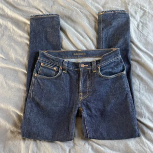 Nudie Jeans - Säljer dessa mörkblå jeansen från Nudie I den populära modellen GRIM TIM. Använda ett antal gånger men fortfarande i fint skick. Storlek=W31/L32 Skick=8/10