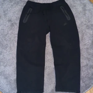 Svarta Nike tech byxor baggy - Säljer ett par baggy Nike tech byxor svarta, lite använda. Säljer för att jag behöver cash