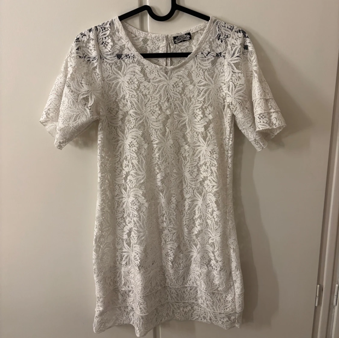 Vit spetsklänning från BikBok