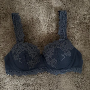 Blå spets-bh från Intimissimi - Helt ny intimissimi BH i storlek 75B Färgen Lapis Blue Helt oanvänd med prislapp Nypris 519kr, buda gärna