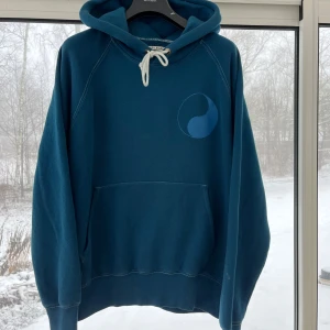 Blå hoodie från Our Legacy - Säljer en snygg blå hoodie från Our Legacy i riktigt fint skick! Inga defekter eller hål osv. Storlek 46 passar S. Pris 1500