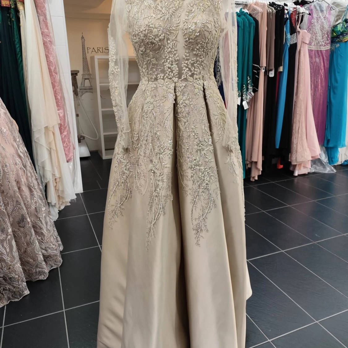 Beige långklänning med spetsdetaljer - 2