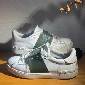 VALENTINO OPEN GARVANI ÄKTA - tjena! Säljer nu dessa gröna,glansiga valentino opens som är i riktigt bra skick, skulle säga 9/10. Strl: 40,5-41,5.     Det finns små defekter pga lite av material har åkt av med det syns inte vid användning. Nypris: 7999kr, mitt pris: 2000kr🤩. Går att  mötas i Göteborg och tar byten.        Vid fler bilder eller vid frågor är det bara att höra av sig!🤩🫵