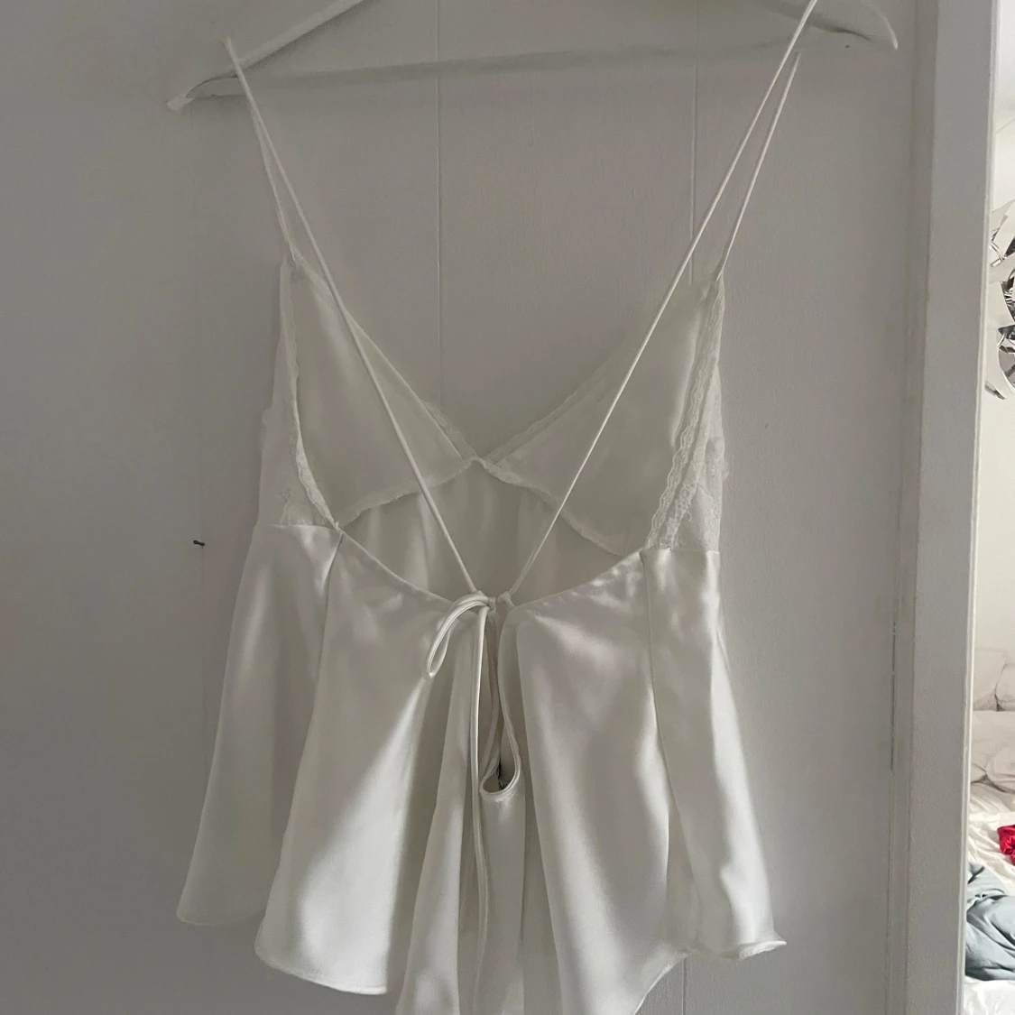 Vit satinlinne med spetsdetaljer - 3