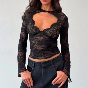 Spetstopp - Topp i svart spets från SHEIN i storlek L, sitter som M. Aldrig använd. ❤️