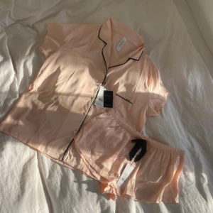 Pyjamas i satin💞 - Säljer denna jätte fina och helt nya pyjamasen från bluebella Köpt från nelly för 699kr 💞 Storlek 40