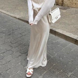 Satinkjol - Ljusrosa / Beige satinkjol från Lindex, storlek XS. En tråd som gått upp annars fin. 