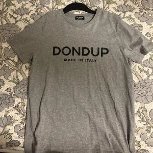 Grå t-shirt från Dondup - Snygg grå t-shirt från Dondup med texten 'Made in Italy'. Nypris cirka 1000, mitt pris 400 men kan gå ner i pris vid snabb affär🤝😊