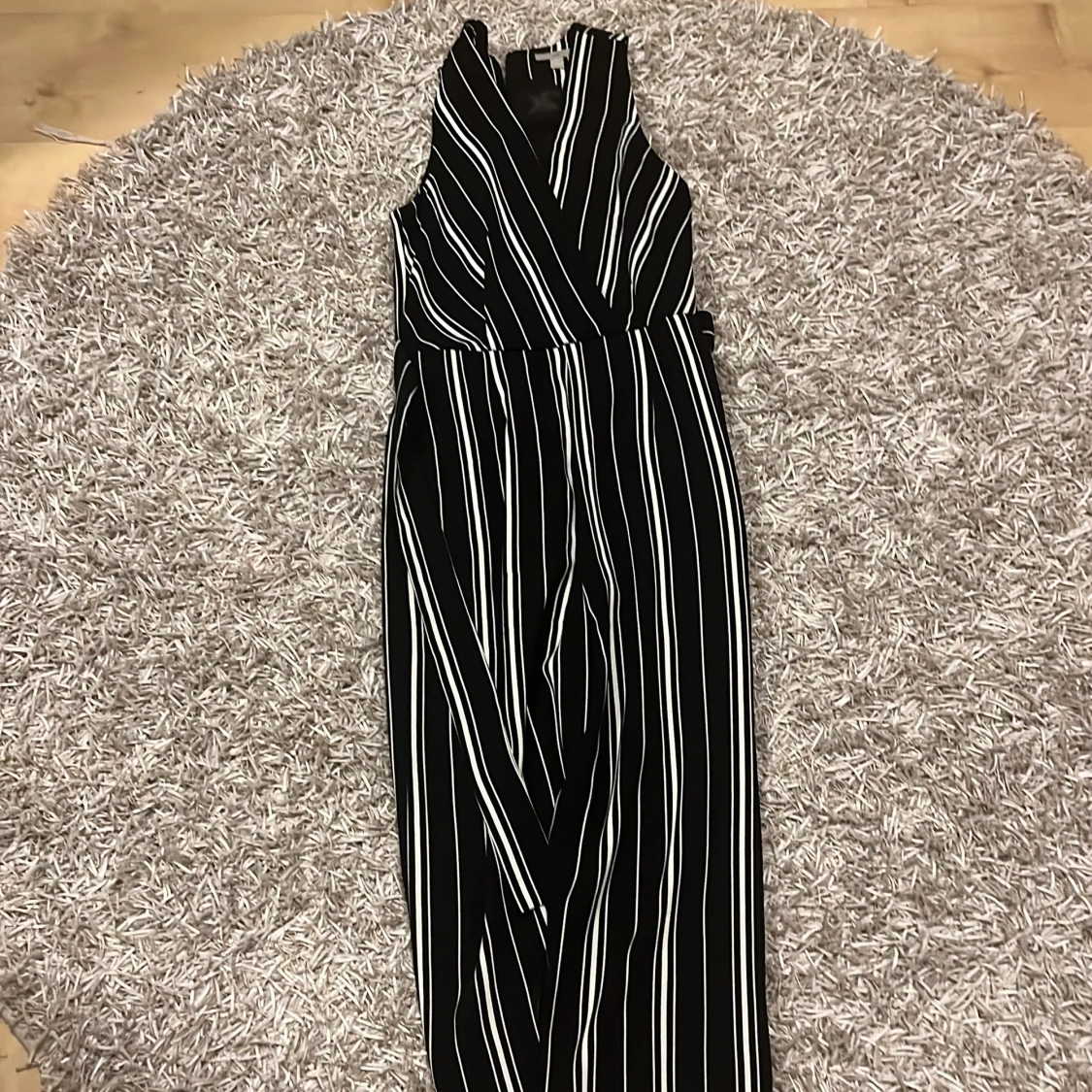 Svartvit randig omlottklänning - 1