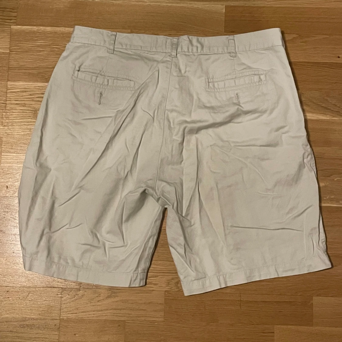 Beige shorts med fickor - 1