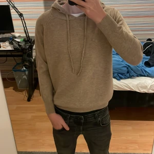Biege merinoull hoodie - Biege merinoull hoodie helt ny 10/10 skick nypris 900kr mitt pris 599, det kan disskuteras vid snabb affär. Storlek xs passar sig som är runt 160-170 jag är 172. Meddela vi frågor