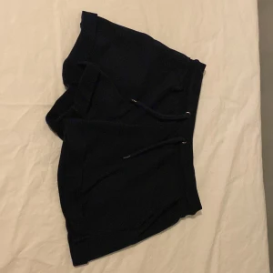 Svarta shorts med snörning - Säljer ett par svarta shorts med snörning i midjan. De är bekväma och perfekta för en avslappnad stil. Passar bra till både träning och vardag.