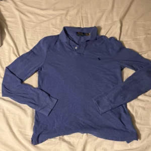 Ralph lauren pike långarmad - S Ralph lauren pike långarmad, använd 3 gånger passar om du är 172-184