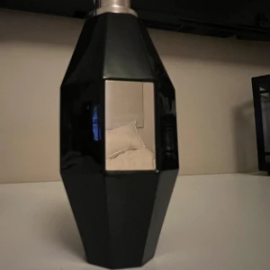 Viktor & Rolf Flowerbomb Midnight edo - Viktor & Rolf Flowerbomb Midnight edp i en 100ml flaska men ca hälften kvar. Har inget lock samt den lilla plast grejen som ska finnas har åkt bort. 