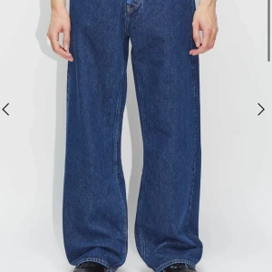 Hope Loose-fit jeans  - Snygga blå jeansbyxor från hope med en bred och avslappnad passform. Byxorna har en klassisk femficksdesign och knappar i midjan. Perfekta för en casual look. Nypris 2300 SEK