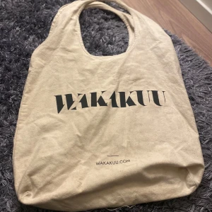 Totebag från Wakakuu - Säljer en beige Totebag från Wakakuu. Knappt använd🩷Köparen står för frakt🥰