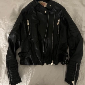 Skinnjacka  - Snygg skinnjacka från Nelly i storlek 38 (S/M). Använt ett fåtal gånger, den ser ut att vara i nyskick⚡️💛